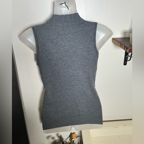 Banana Republic XS 100% merino wool gray sweater vest. EXCELLENT condition! - Picture 2 of 6